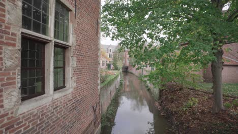 Dijle-river-runs-through-the-great-beguinage-in-Leuven,-Belgium