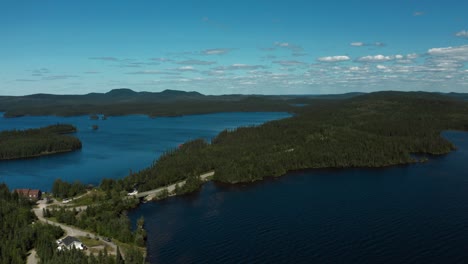 Luftaufnahme-über-Einer-Kleinen-Straße-Zwischen-Seen-Im-Norden-Von-Quebec
