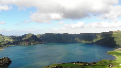 Panoramic-view-of-Lagoa-Azul-in-Sete-cidades,-Ponta-Delgada,-Azores---Fly-forward-aerial