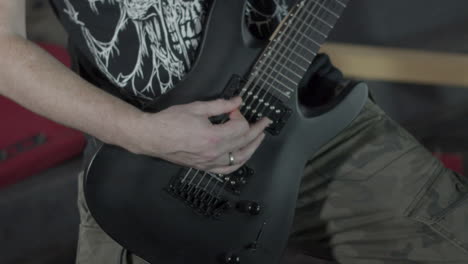 Heavy-Metal-Gitarrist,-Der-Intensiv-Auf-Seiner-Gitarre-Spielt