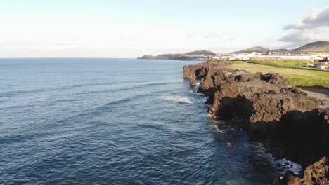 Wunderschöne-4k-drohnenaufnahmen-Der-Felsigen-Küste-Der-Azoren,-Portugal-An-Einem-Ruhigen-Tag