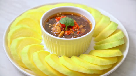 Frische-Grüne-Und-Goldene-Mango-Mit-Süßem-Fischsaucen-Dip---Asiatischer-Stil