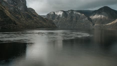 Vistas-A-Aurladsfjord-En-El-Oeste-De-Noruega-Con-Una-Fuerte-Corriente-En-Primer-Plano