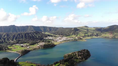 Panorama-Von-Lagoa-Azul-In-Sete-Cidades,-Ponta-Delgada,-Azoren---Schwenk