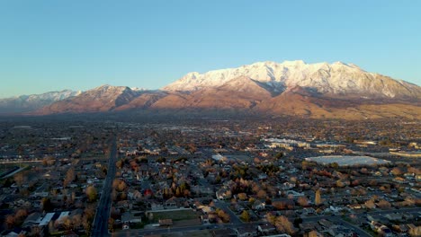 Vista-Panorámica-Del-Monte-Timpanogos-En-Utah-Cubierto-De-Nieve-En-La-Temporada-De-Otoño---Toma-Panorámica-Amplia