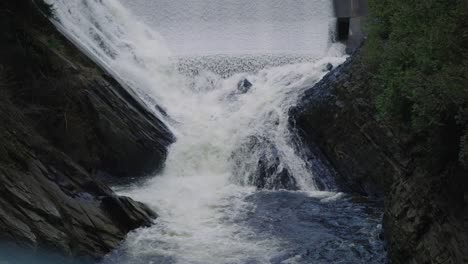 Stark-Fließender-Strom-Hinab-In-Mit-Moos-Bedeckte-Felsen-Im-Coaticook-River-Valley,-Quebec,-Kanada,-Zeitlupe