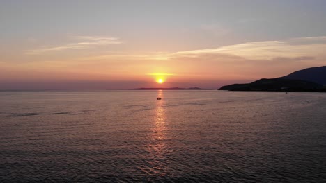 Luftseitenflug-über-Das-Meer,-Während-Das-Boot-Sonnenlicht-Auf-Dem-Marmarameer,-Der-Türkei,-Passiert