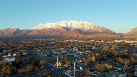 Suburbio-Residencial-De-Salt-Lake-City,-Utah,-Fondo-De-Montaña-Timpanogos,-Aéreo