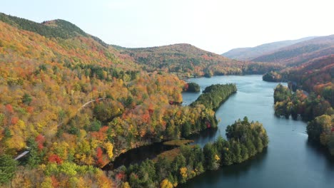 Pintoresco-Lago-Y-Colores-De-Hojas-De-Bosque-Otoñal-En-El-Paisaje-De-Vermont,-EE.UU.