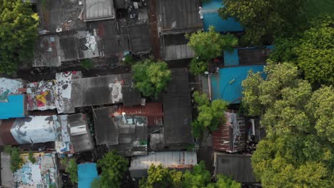 Antena-De-Arriba-Hacia-Abajo-De-La-Zona-De-Tugurios-Pobres-Con-Edificios-Destruidos-En-Chennai,-India