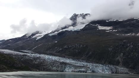 Glacier-and-cloud-covered-mountain-in-Glacier-Bay-National-Park-and-Preserve,-Alaska