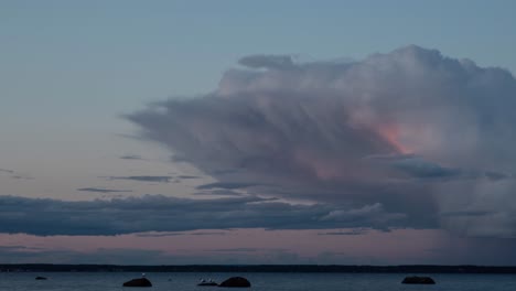 Zeitraffervideo-Von-Farb--Und-Formverändernden-Wolken-über-Einem-Fjord-Bei-Sonnenuntergang