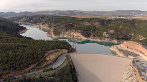 Herrliche-Drohne-Aus-Der-Luft-über-Dem-Massiven-Stausee-Francisco-Abellan-Dam,-Tagsüber