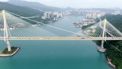 Verkehr-Auf-Einer-Brücke-In-Der-Bucht-Von-Hong-Kong-Mit-Stadtgebäuden-Am-Horizont,-Luftbild
