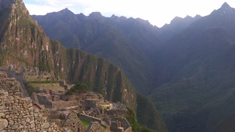 Machu-Picchu-Famosas-Antiguas-Ruinas-Incas,-Paisaje-De-Montaña,-Inclinarse-Hacia-Abajo