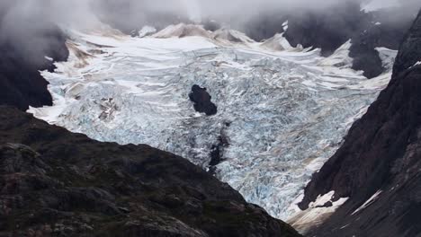 Reste-Von-Gletschern-Auf-Berggipfeln-In-Alaska