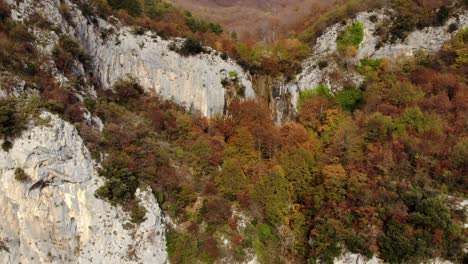 Wunderschönes-Bergpanorama-Mit-Großen-Felsen,-Die-Im-Herbst-Mit-Bunten-Bäumen-Bedeckt-Sind
