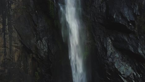 Still-close-up-view-of-water-falling-at-one-of-Australia-tallest-waterfalls