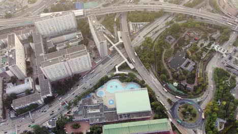 Der-Tägliche-Verkehr-In-Der-Innenstadt-Von-Hong-Kong-Ist-Von-Wolkenkratzern-Der-Stadt-Umgeben,-Luftbild