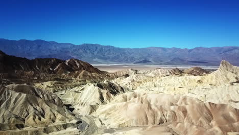 Aerial-Shot-Of-Beautiful-Desert-Badlands-Landscape-In-Death-Valley-National-Park,-USA