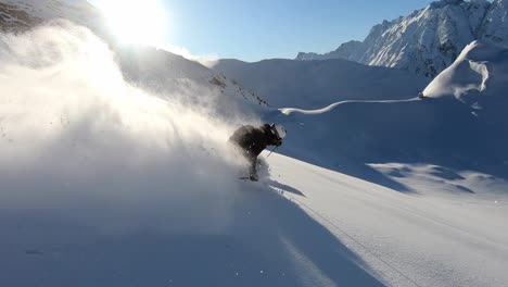 Freeride-Skifahren-Mit-Viel-Frischem-Tiefschnee-In-Tirol