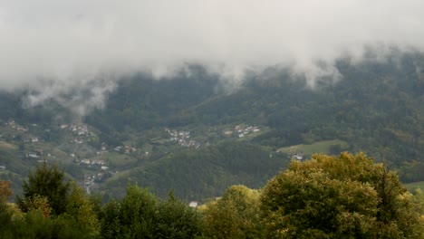 Lapso-De-Tiempo-De-Nubes-En-Movimiento-En-Las-Colinas-De-La-Selva-Negra-Con-Un-Pequeño-Pueblo-En-La-Ladera,-Alemania