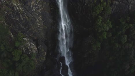 Slow-aerial-view-of-a-waterfall-in-New-South-Wales,-Australia