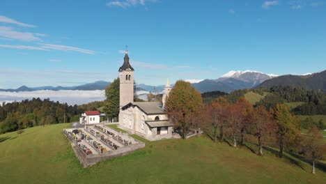 Berühmte-St.-Maria-Historisch-Mittelalterlich-Idyllisch-Slowenisch-Wahrzeichen-Kirche-Insel-Berglandschaft-Drohne-Zurückziehen