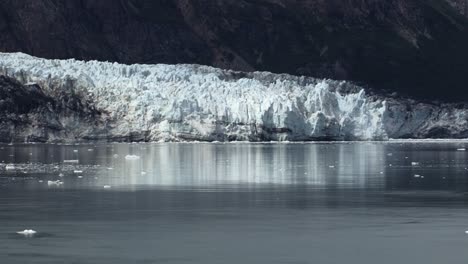 Glaciar-Margerie-En-Un-Día-Soleado,-Vista-Desde-La-Entrada-Tarr