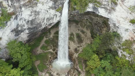 Full-view-of-Wildenstein-Waterfall-in-the-southern-Austrian-Alps-with-eroded-rocky-base,-Aerial-hovering-shot