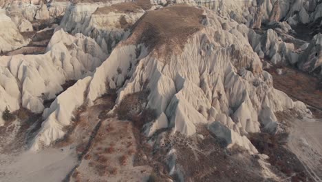 Imágenes-Aéreas-De-Drones-De-4k-Sobrevolando-Y-Revelando-El-Paisaje-Inusual-De-Los-Valles-Y-Formaciones-Rocosas-De-Capadocia-En-El-Centro-De-Turquía