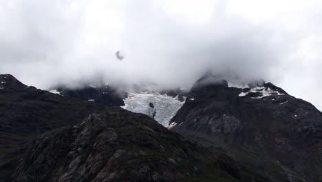 Niebla-Que-Cubre-Una-Montaña-Cubierta-De-Nieve-En-Alaska,-Parque-Nacional-Y-Reserva-De-La-Bahía-De-Los-Glaciares
