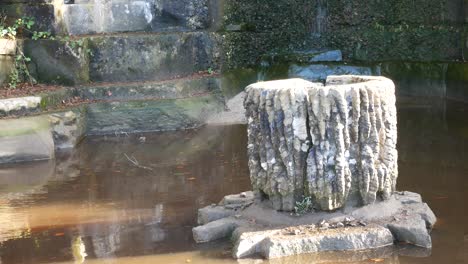 Rivington-Terassenförmig-Angelegte-Geheime-Gärten-Wasserfall-Brunnen-Reich-Verzierte-Touristische-Besichtigungslandschaft-Nahaufnahme-Links-Dolly