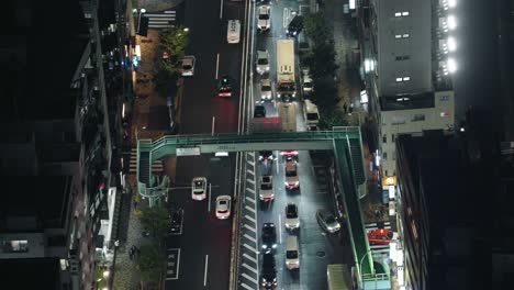 Vista-De-ángulo-Alto-Del-Tráfico-Congestionado-En-El-Paisaje-Urbano-De-Shibuya-En-La-Noche-En-Tokio,-Japón