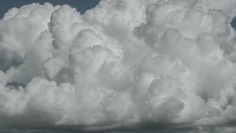 Zeitrafferaufnahmen-Von-Sommerwolken,-Die-Wachsen-Und-Sich-Verändern