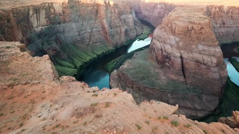 Aerial-Shot-Of-Horseshoe-Bend-Overlook-In-Arizona,-Beautiful-Tourist-Destination