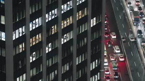 Bürogebäude-Neben-Einer-Autobahn-Mit-Starkem-Verkehr-In-Der-Nacht-In-Shibuya,-Tokio,-Japan