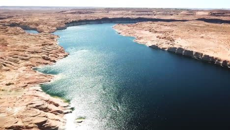 Luftaufnahme-Des-Ruhigen-Blauen-Wassers-Am-Lake-Powell-In-Utah---Arizona,-Usa