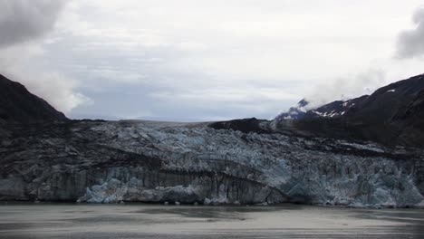 Weitwinkelaufnahme-Eines-Gletschers-Im-Glacier-Bay-National-Park-And-Preserve,-Alaska