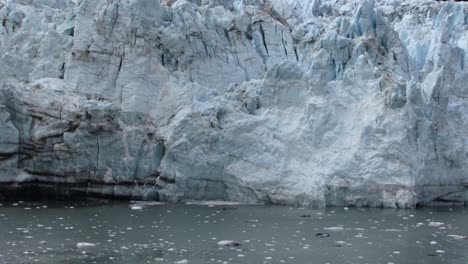 Eis,-Das-In-Die-Gewässer-Der-Bucht-Vom-Margerie-Gletscher,-Alaska,-Fällt