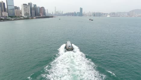 Luftaufnahmen-Eines-Serviceschiffs,-Das-In-Der-Bucht-Von-Hongkong-Kreuzt