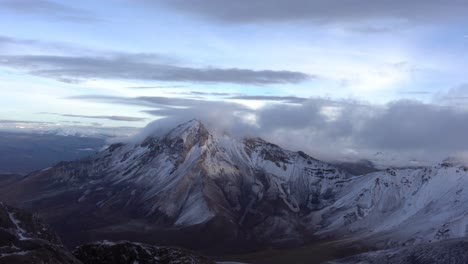 Volcán-Chachani-Cubierto-De-Nieve-Con-Nubes-En-La-Parte-Superior-En-Perú