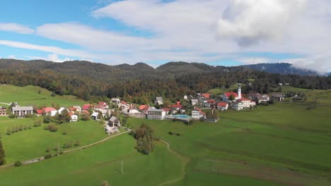 Luftaufnahme-Des-Slowenischen-Dorfes-Sentviska-Gora-Am-Spätsommertag,-Bewölkter-Himmel