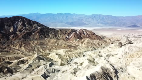 Panorama-Aéreo-De-Las-Montañas-De-Arena-Del-Desierto-En-El-Valle-De-La-Muerte,-Hermoso-Destino-Turístico