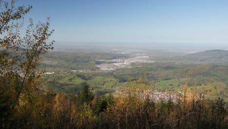 Vistas-Al-Valle-Del-Rin-Con-Varias-Ciudades-Pequeñas-Desde-El-Teufelsmühle-En-La-Selva-Negra,-Alemania