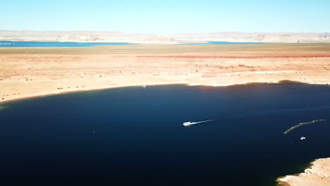 Panorama-Aéreo-Panorámico-De-Barcos-En-El-Lago-Powell-En-Utah-Y-Arizona,-Estados-Unidos