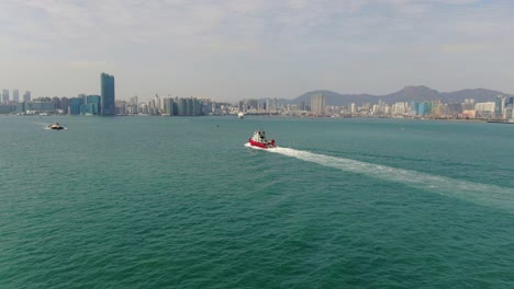 Kleines-Offshore-Versorgungsschiff,-Das-über-Die-Bucht-Von-Hongkong-Brüllt,-Luftbild
