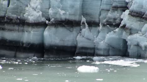 Schwarze-Sedimentlinien-Im-Margerie-Gletscher-Im-Glacier-Bay-Nationalpark-In-Alaska