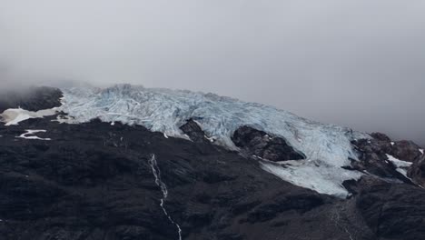 Glaciar-Y-Niebla-En-Una-Montaña-De-Alaska