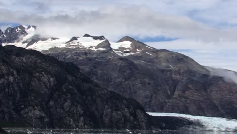 Montañas-Nevadas,-Cubiertas-De-Nubes-Y-Glaciar-Margerie-En-Alaska